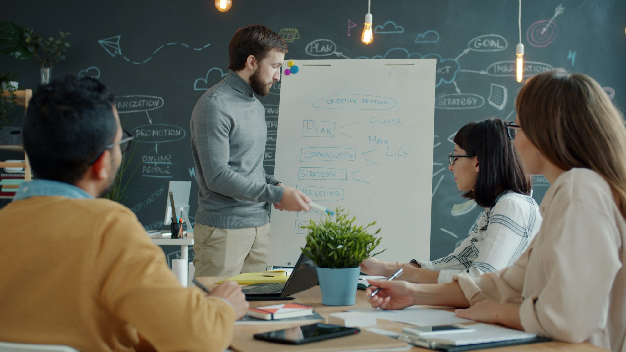 Equipe de agência de marketing com IA discutindo estratégia de crescimento em um quadro branco