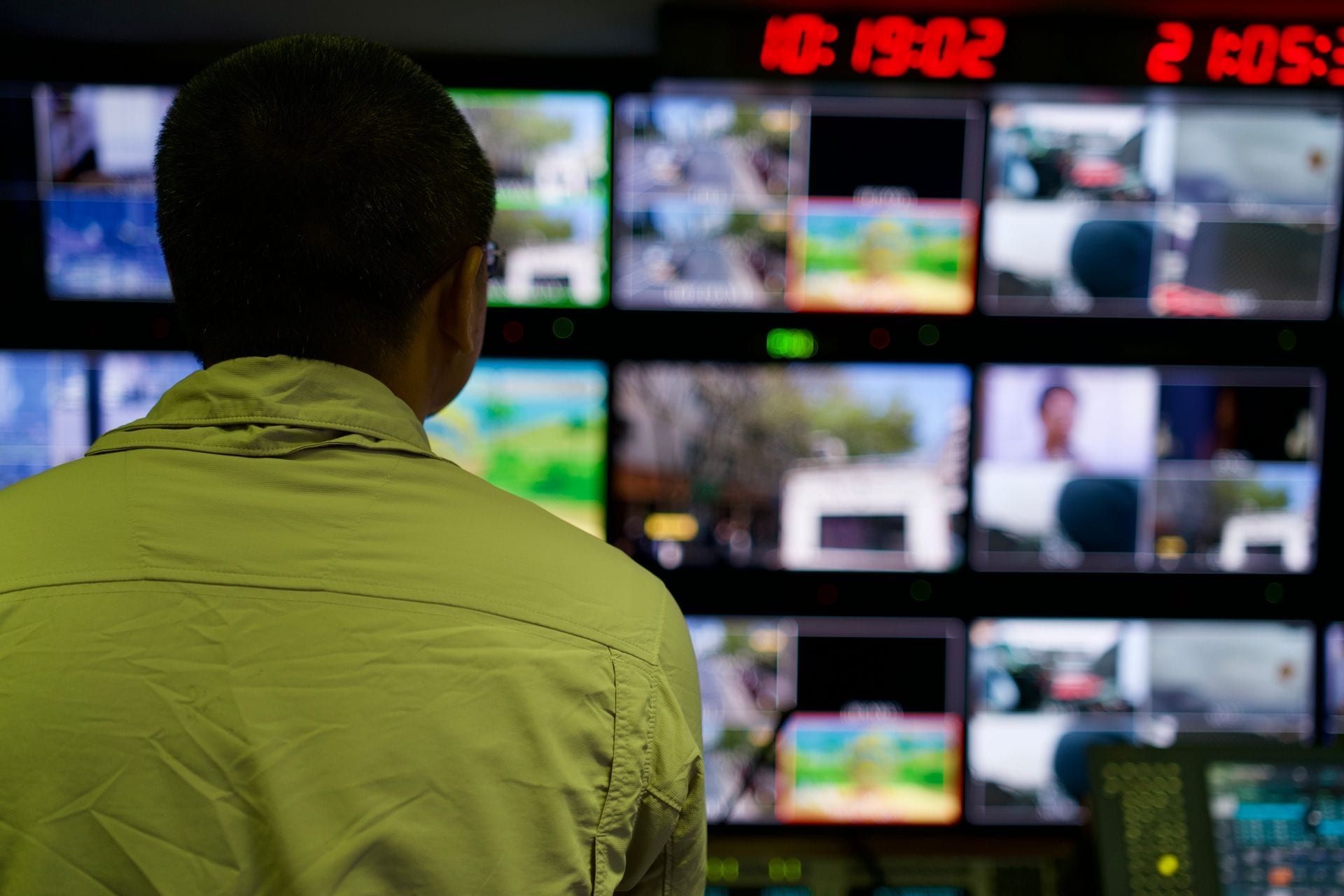 Sala de controle com vários monitores, como uma agência operada por IA funciona por dentro