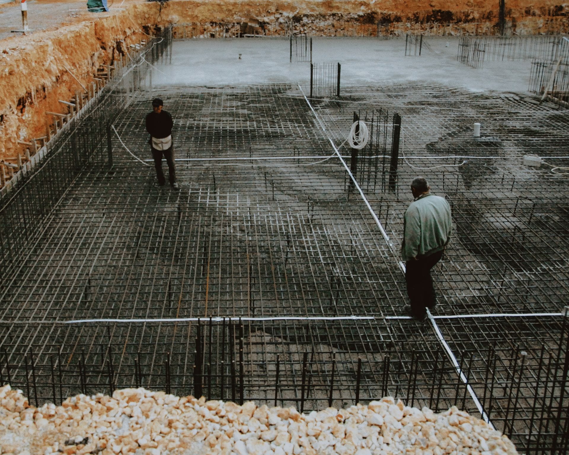 Fundação de obra em construção, o que precisa existir antes de montar uma agência operada por IA