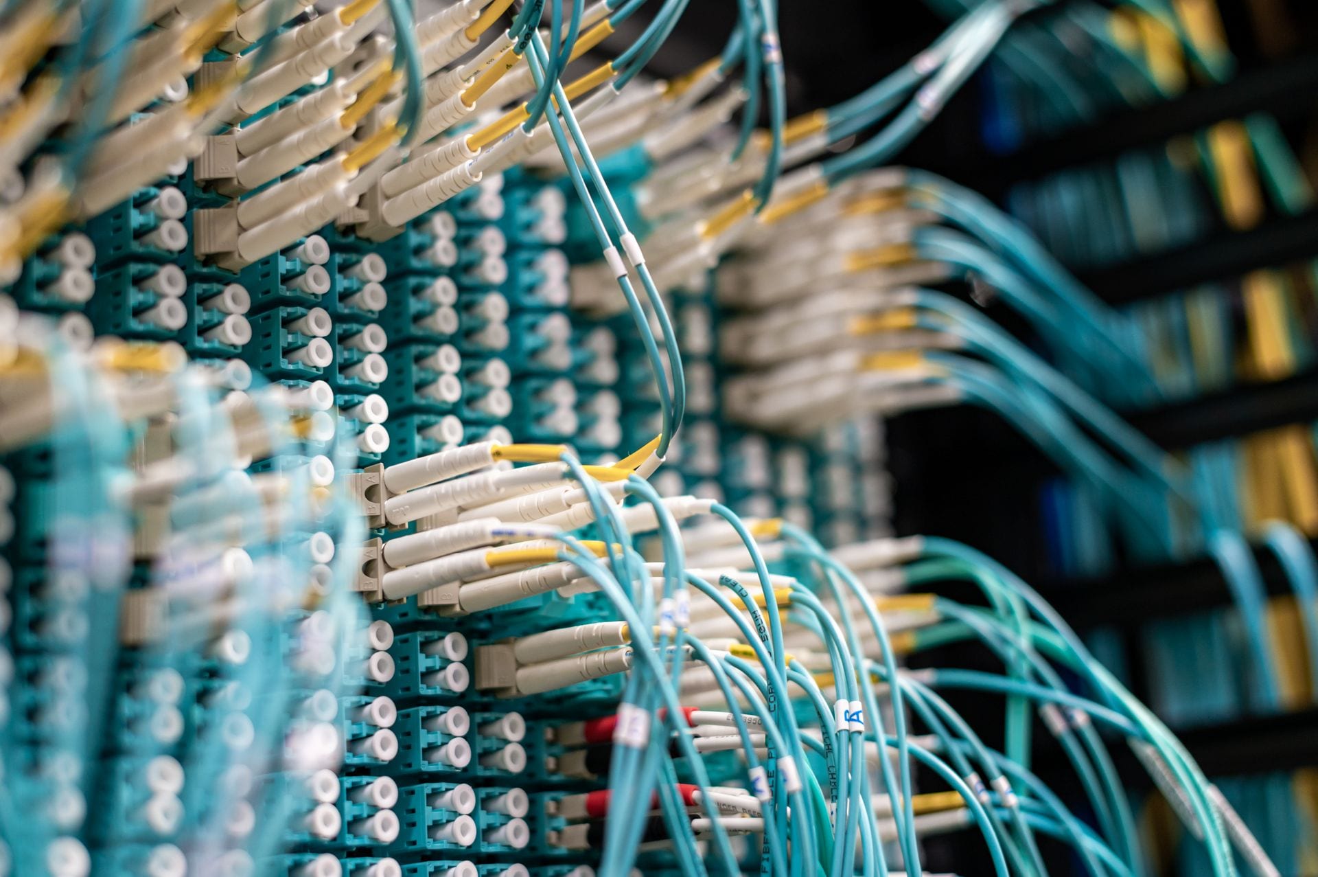 Cabos de rede conectados a um switch, integração dos agentes autônomos de IA ao workflow