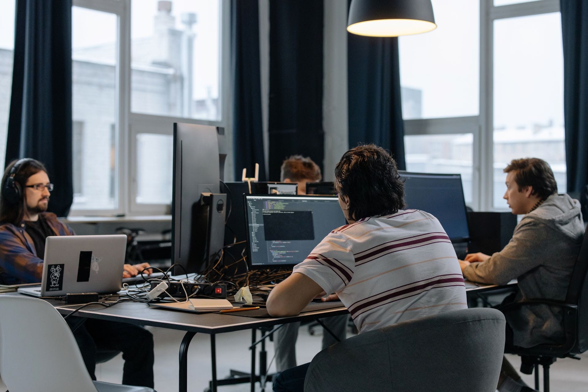 Time pequeno numa mesa com notebooks, como uma PME começa com agentes de IA no marketing