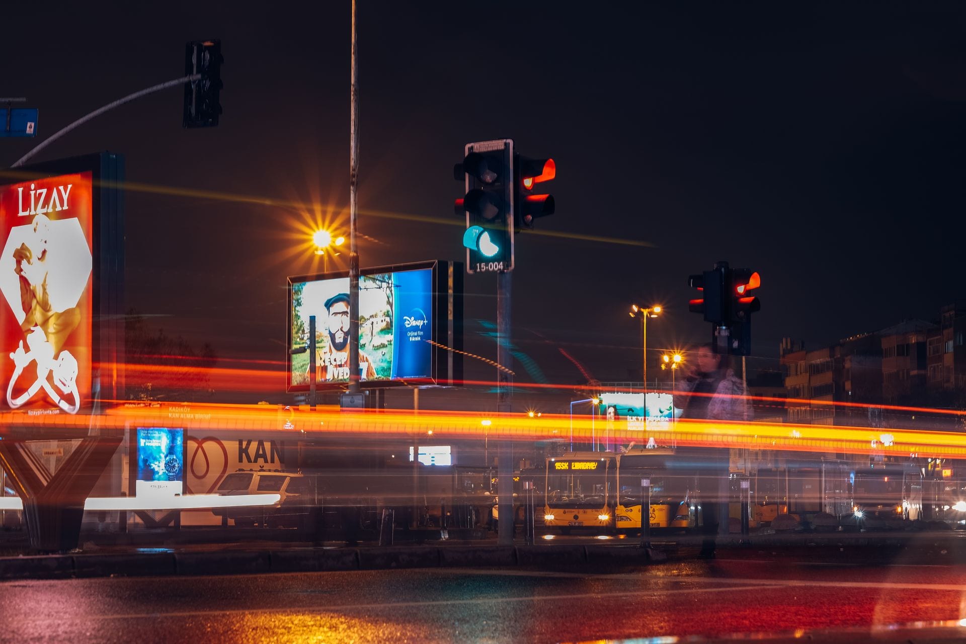 Outdoor iluminado numa rua à noite, o buraco entre quem produz e quem assiste anúncios com IA