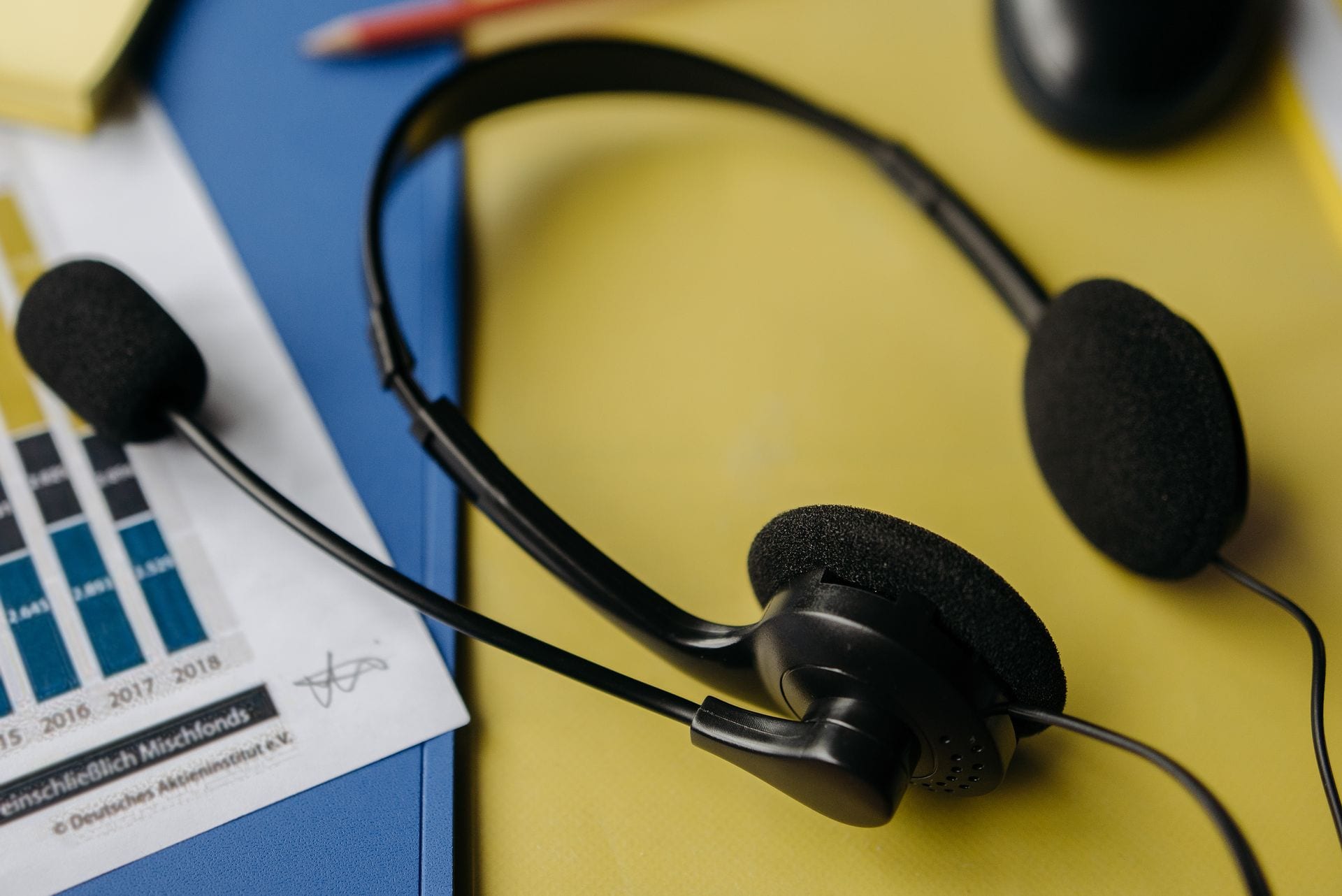 Headset sobre a mesa de atendimento, o que a gente faria no lugar de quem opera atendimento com IA no WhatsApp