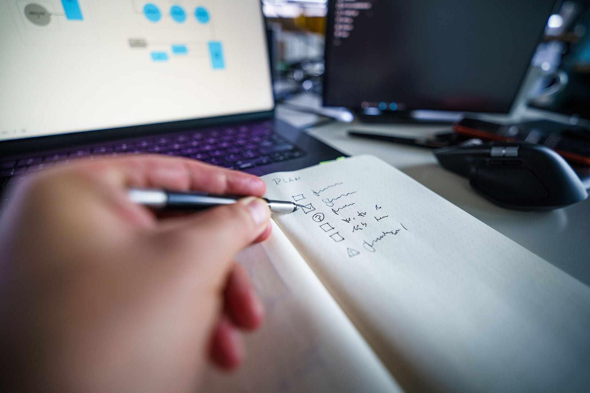 Caderno de planejamento aberto sobre a mesa, como se preparar operacionalmente pro ChatGPT Ads