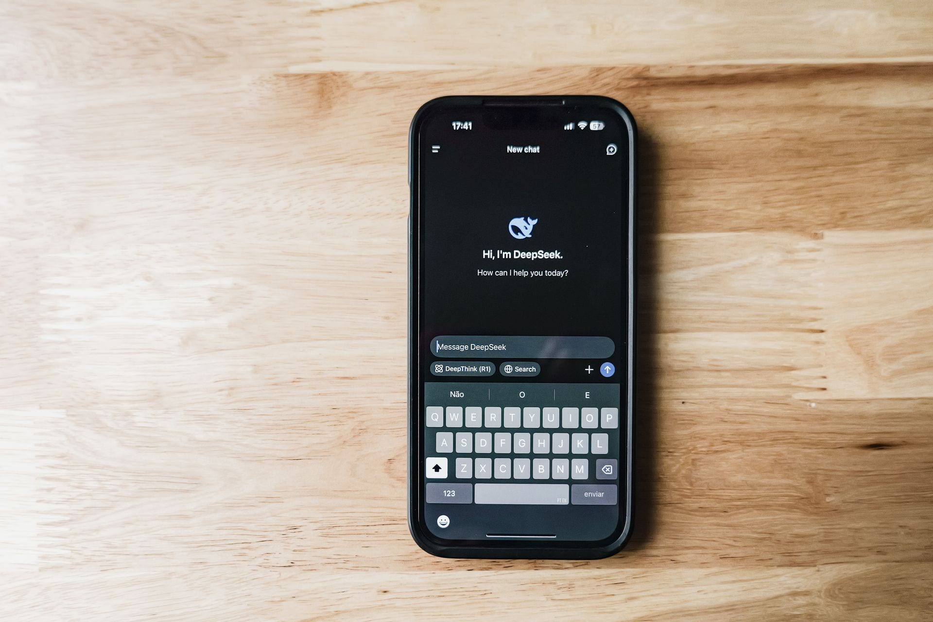 Tela de celular com resposta de assistente de IA, por que generative engine optimization deixou de ser opcional em 2026