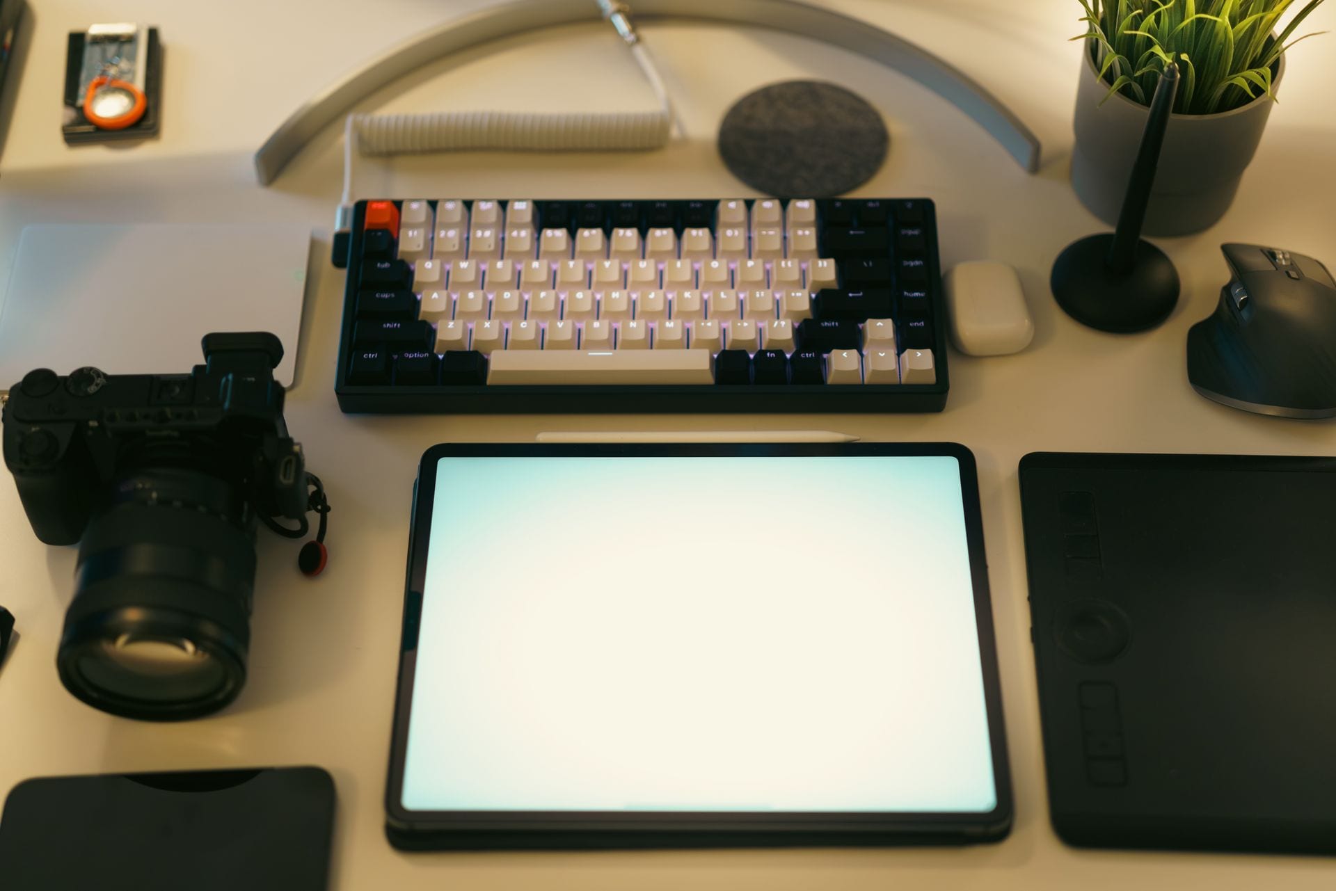 Estúdio criativo com mesa de trabalho, como a IA generativa na agência de marketing muda o workflow