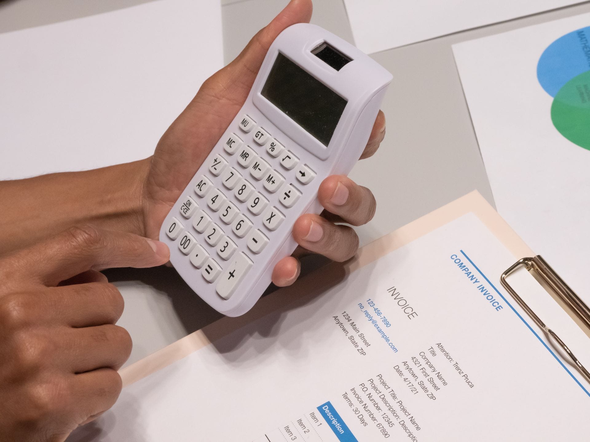 Notas e calculadora sobre a mesa, o que custa e quando paga a IA generativa na agência de marketing