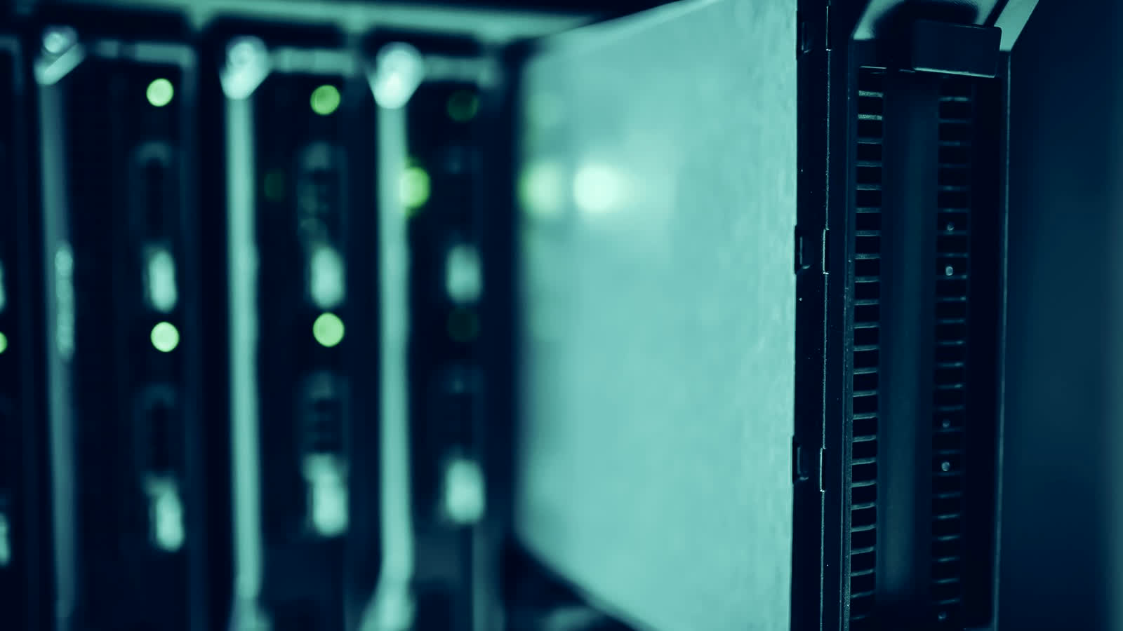 Racks de servidores em datacenter, a infraestrutura onde roda a compra de mídia com IA entre agentes
