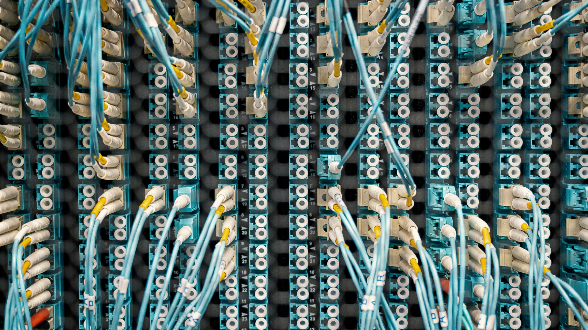 Painel de portas padronizadas com cabos plugados, imagem do servidor MCP que expõe uma porta única para qualquer cliente