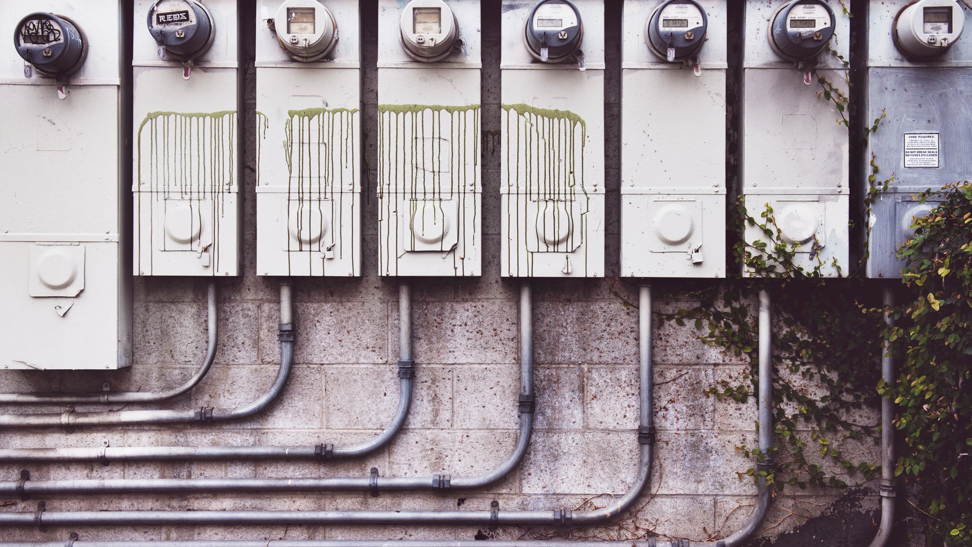 Painel externo com oito medidores de energia e a tubulação que alimenta cada um, imagem do custo de IA espalhado por vários fornecedores