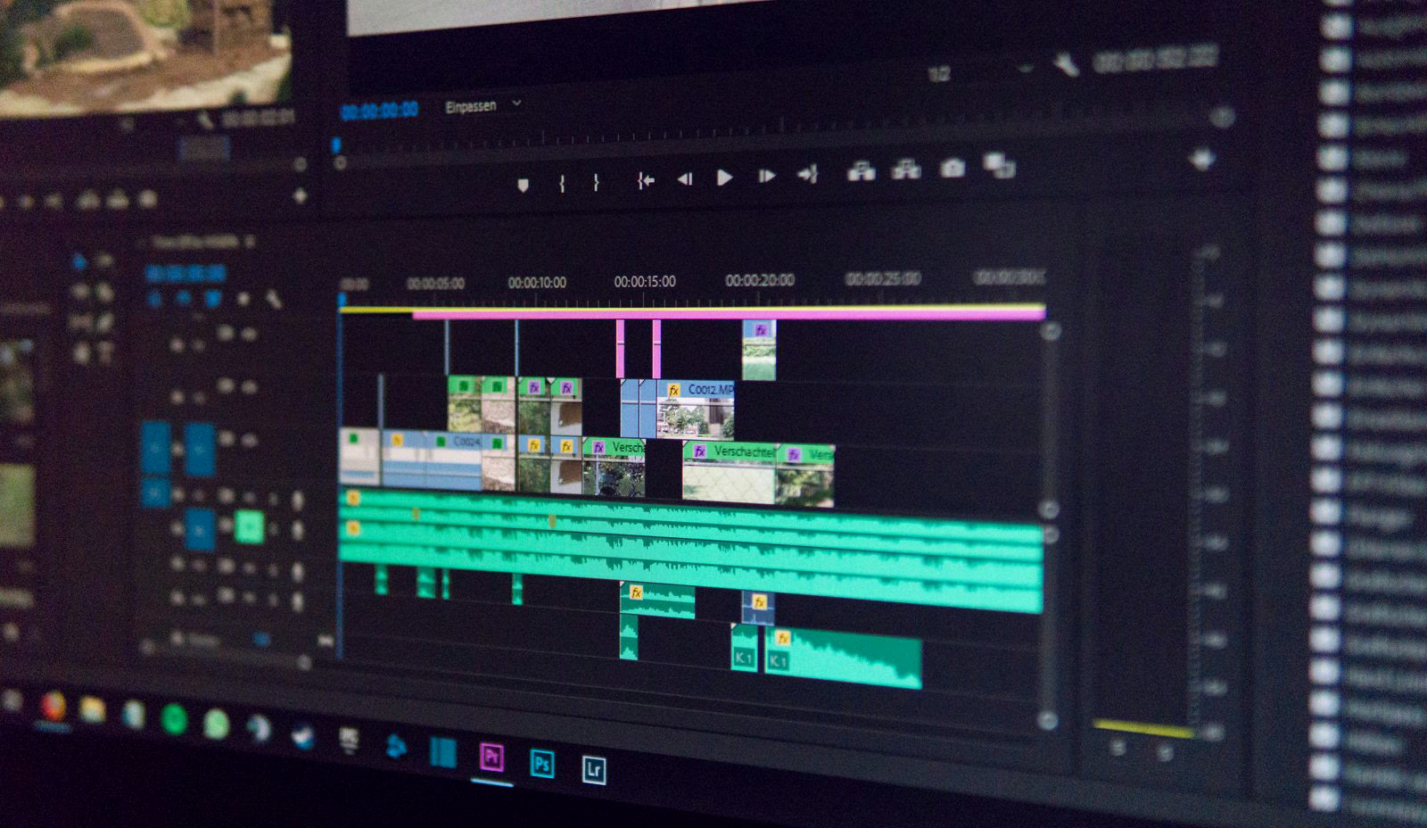 Linha do tempo de edição num monitor, etapa em que o vídeo com IA entra no fluxo de produção da operação de marketing
