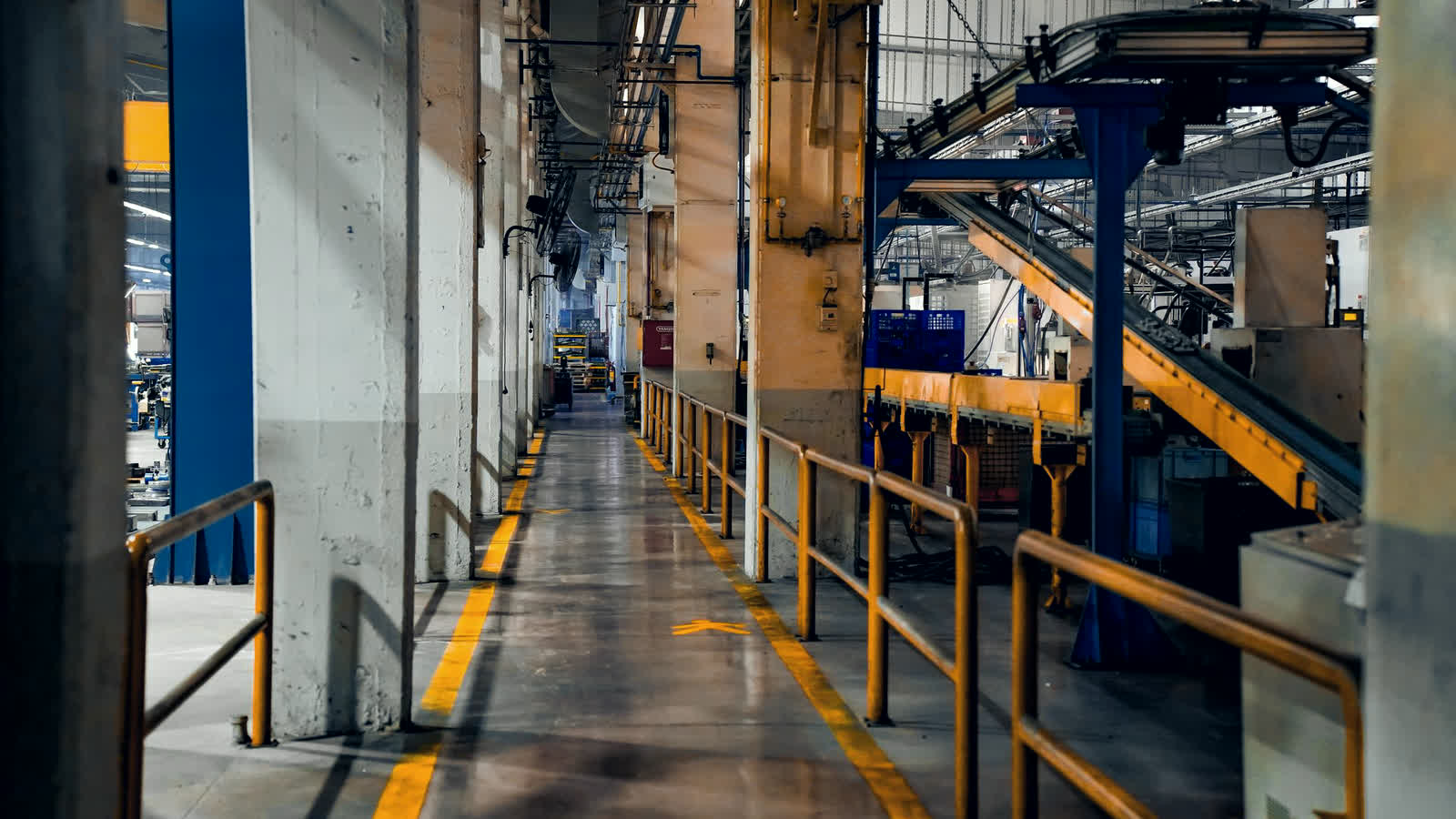 Linha de producao com caminho demarcado, imagem do processo que reduz o retrabalho de IA na origem