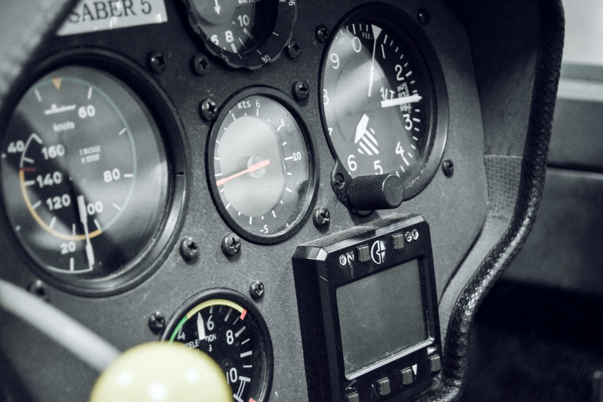 Painel de instrumentos de cabine com vários mostradores, metáfora do operador que supervisiona o AI Max em vez de pilotar cada palavra-chave