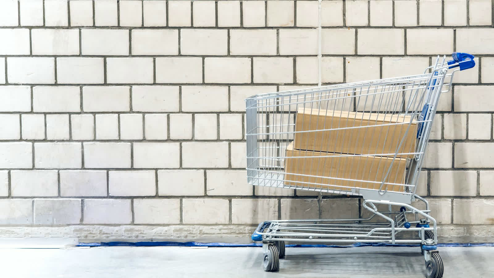 Carrinho de compras com caixas de papelão, referência ao piloto de Agent Ads da Wayfair