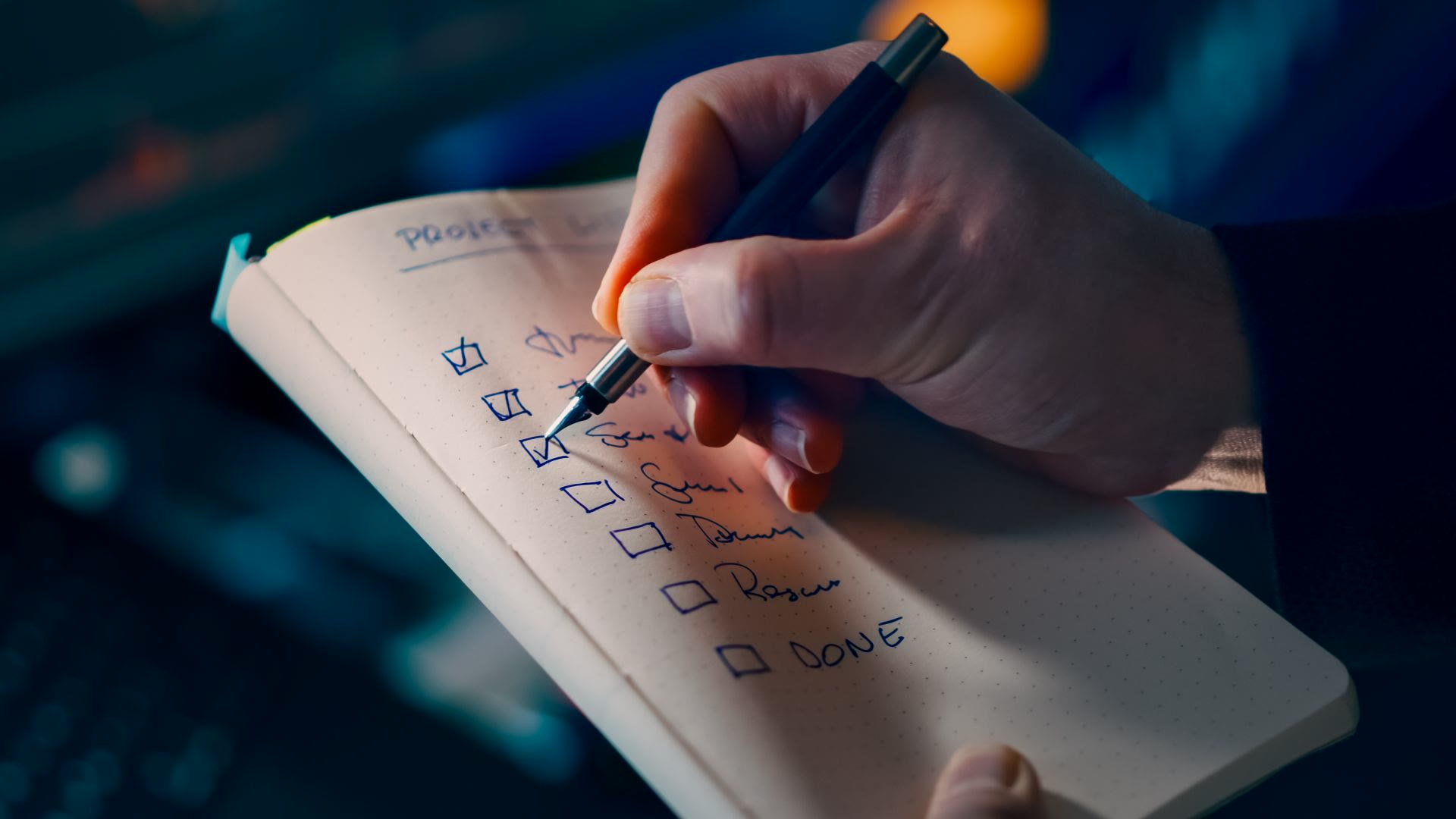 Lista de verificação em papel com itens marcados a caneta, representando o checklist de conta antes e depois da migração pro AI Max