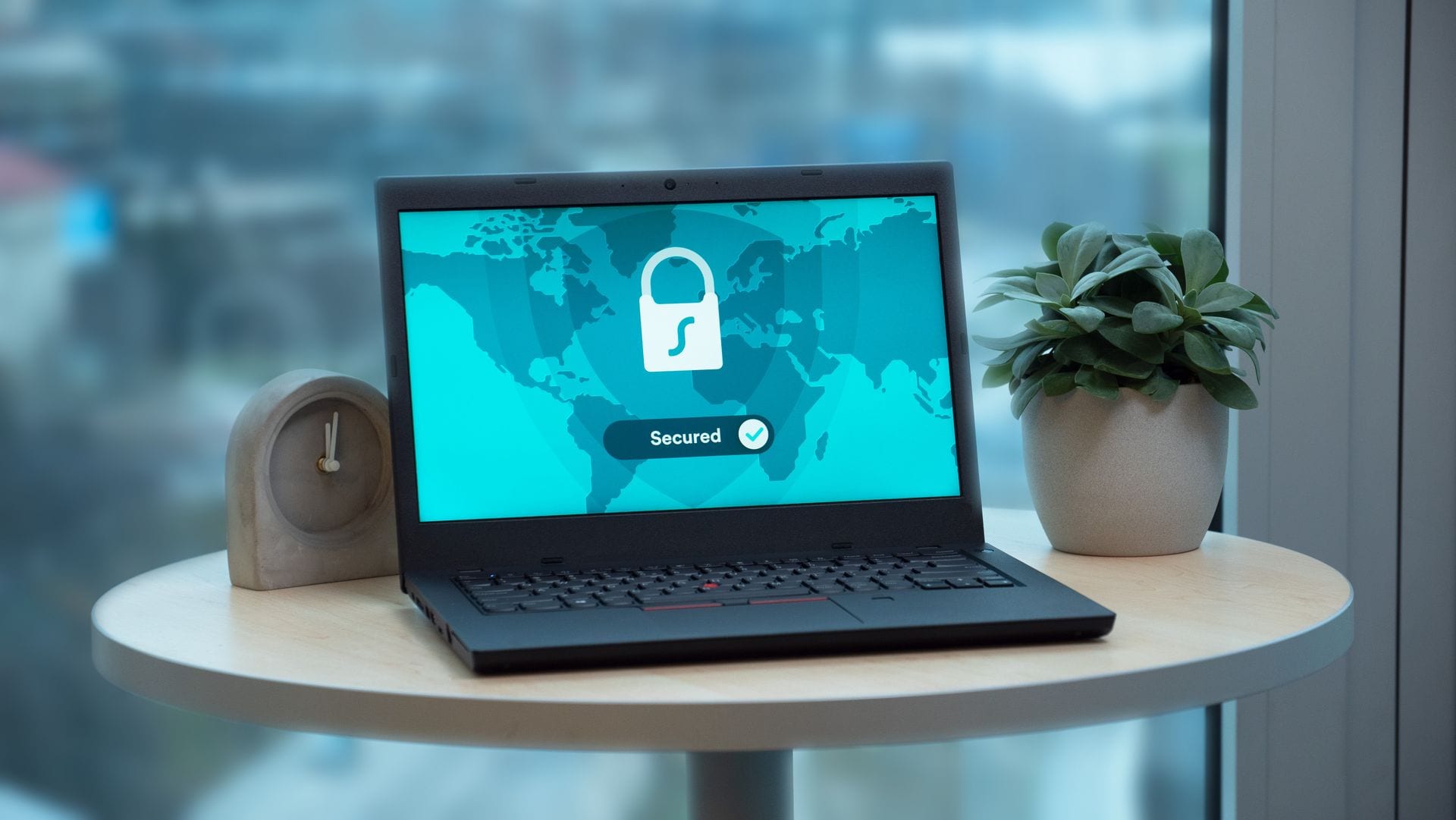 Cadeado sobre teclado de notebook, o dado pessoal no cruzamento entre LGPD e IA no marketing