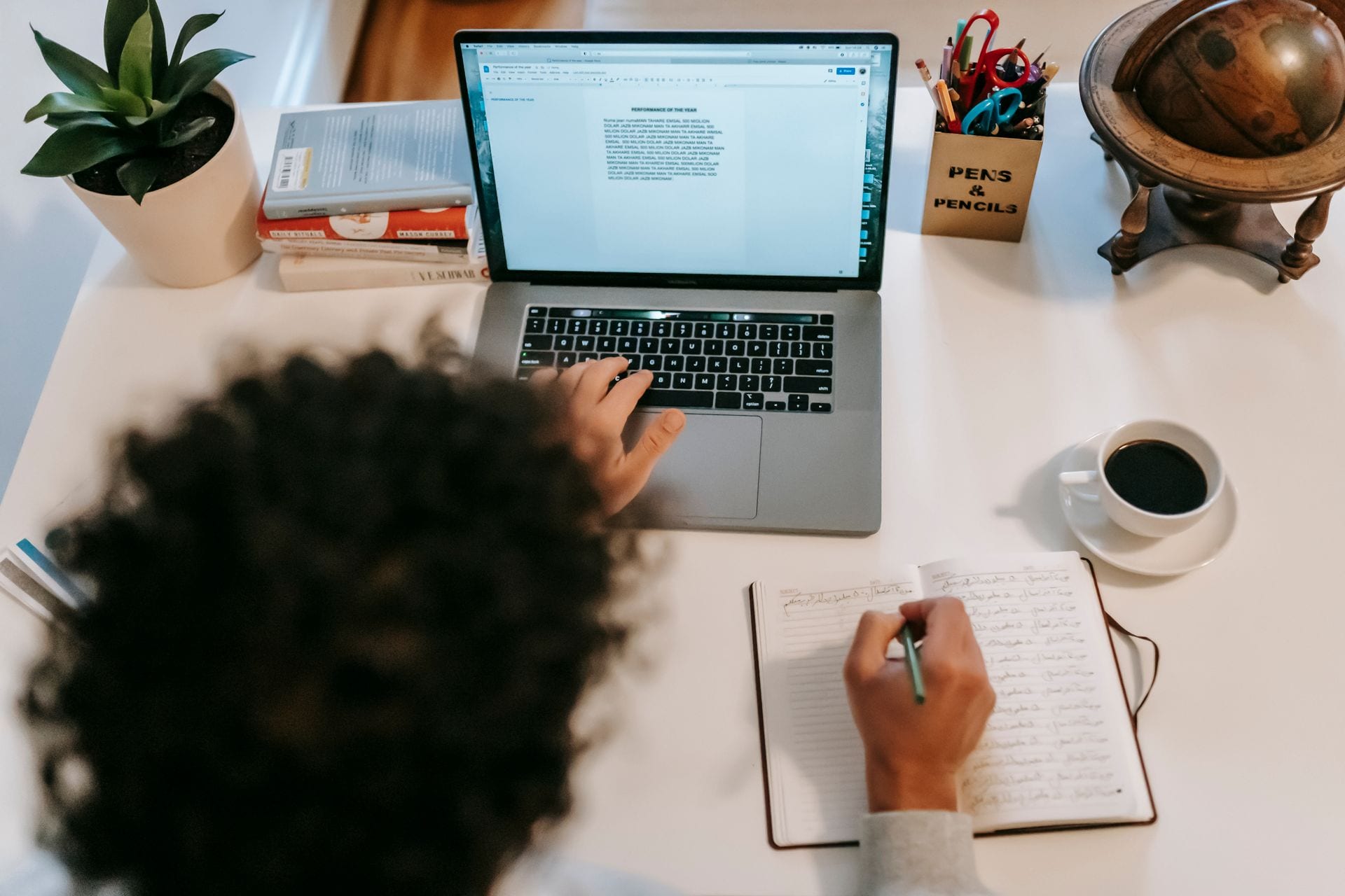 Mesa de escrita com caderno e notebook, o processo por trás do marketing de conteúdo com IA