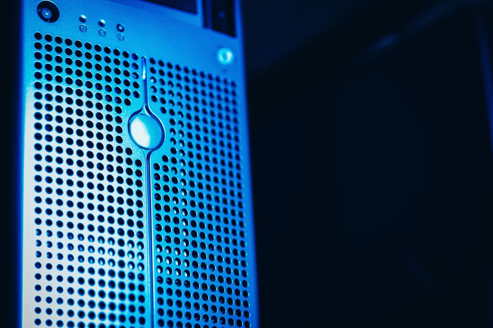 Rack de servidores com luz azul, o dado proprietário que sustenta campanhas com IA