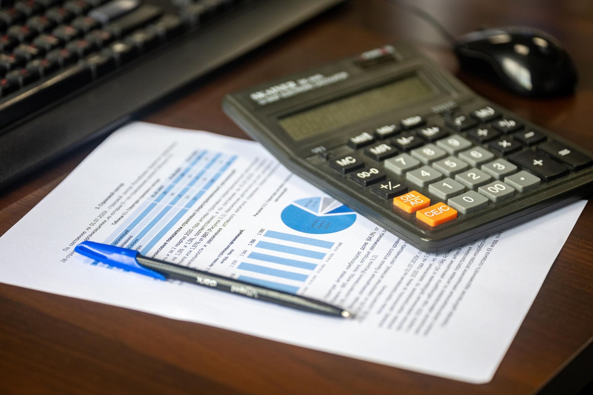 Calculadora sobre relatório financeiro impresso, a linha de base que precisa existir antes de medir o ROI de IA
