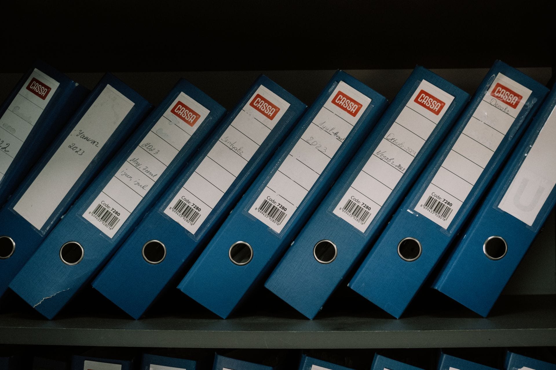 Pastas de documentos organizadas numa estante, skills de agente são pastas com procedimento que o agente carrega sozinho