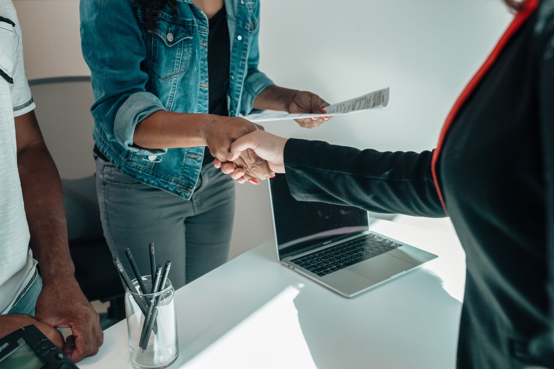 Aperto de mãos numa entrevista de trabalho, o que muda na hora de contratar pra um time de marketing com IA