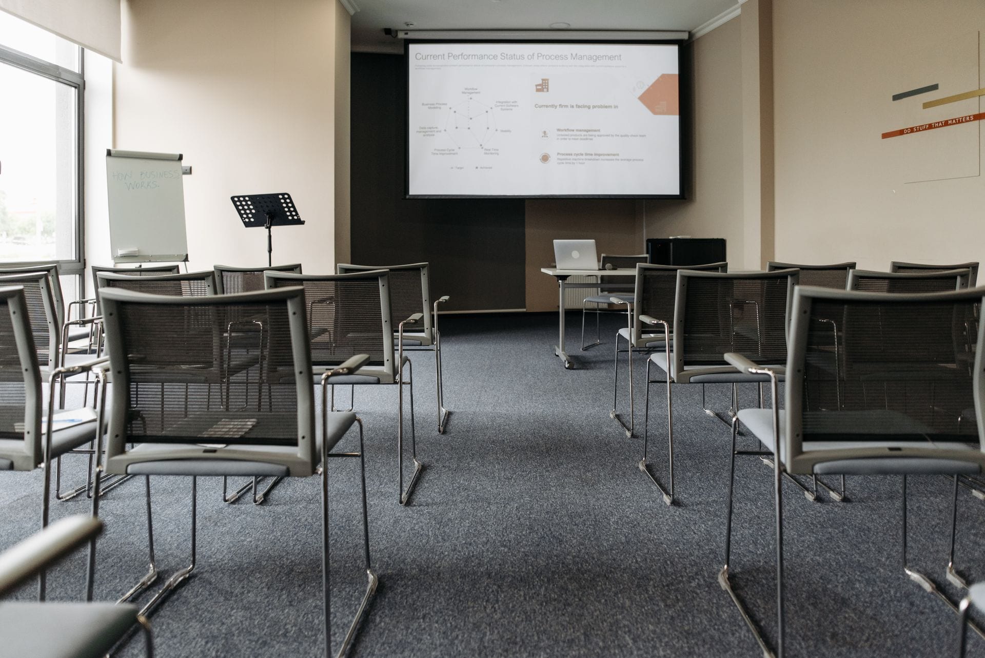 Sala de treinamento vazia com cadeiras alinhadas, no Brasil o incentivo chegou antes do treinamento de IA