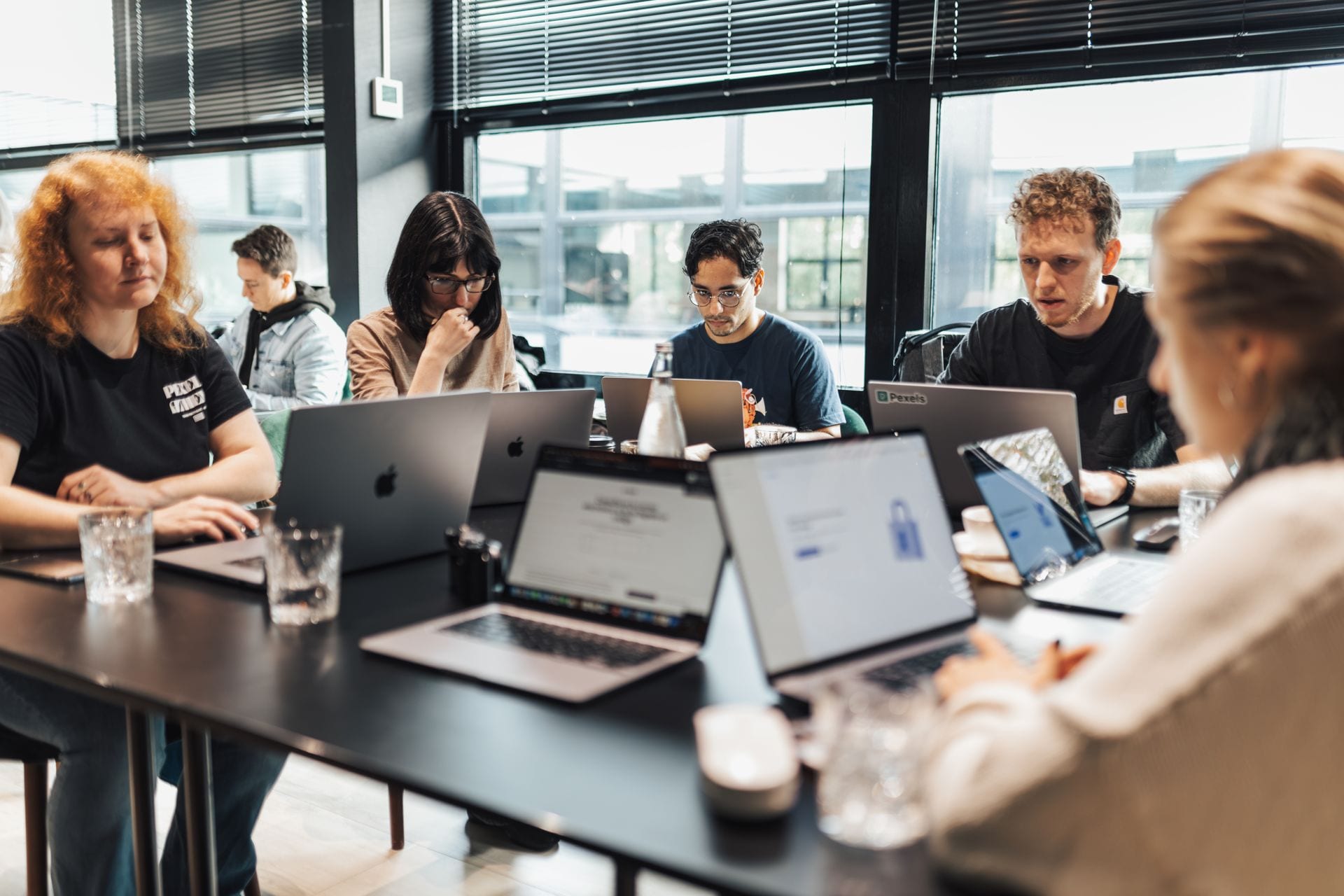 Grupo em sessão de treinamento com notebooks, o que entra num treinamento de IA que serve pra operação