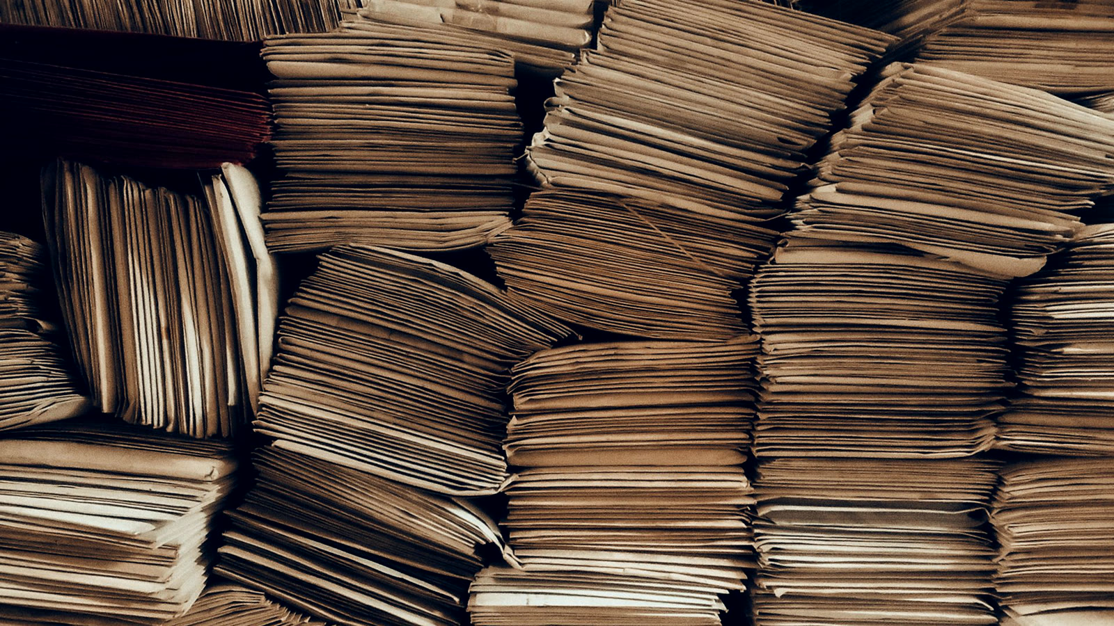 Pilhas de envelopes antigos empilhados, imagem do volume de email marketing que disputa a caixa de entrada