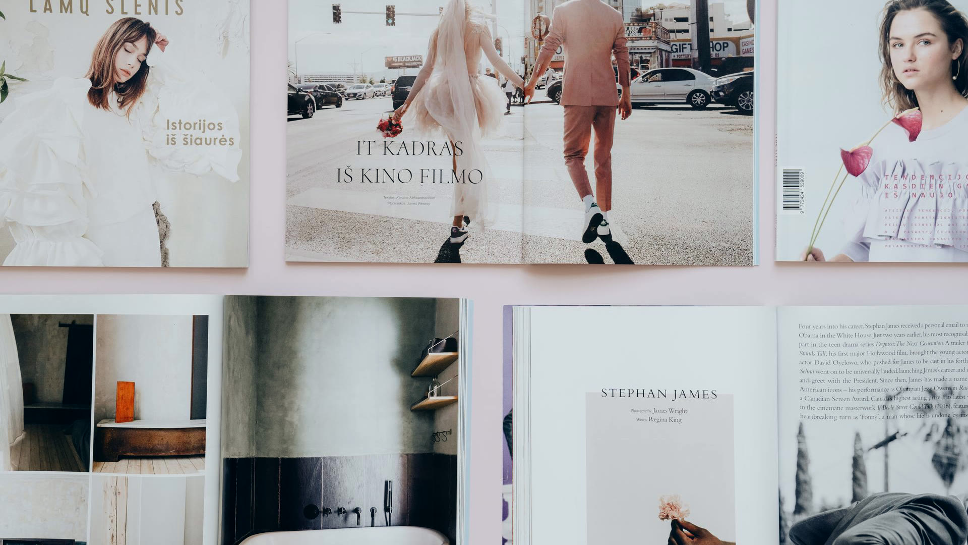 Revistas com layouts diferentes lado a lado sobre a mesa, a variedade visual que o design com IA precisa proteger