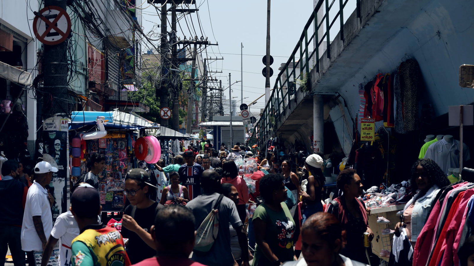 Rua comercial lotada em São Paulo, com os consumidores reais que a pesquisa de mercado com IA tenta simular