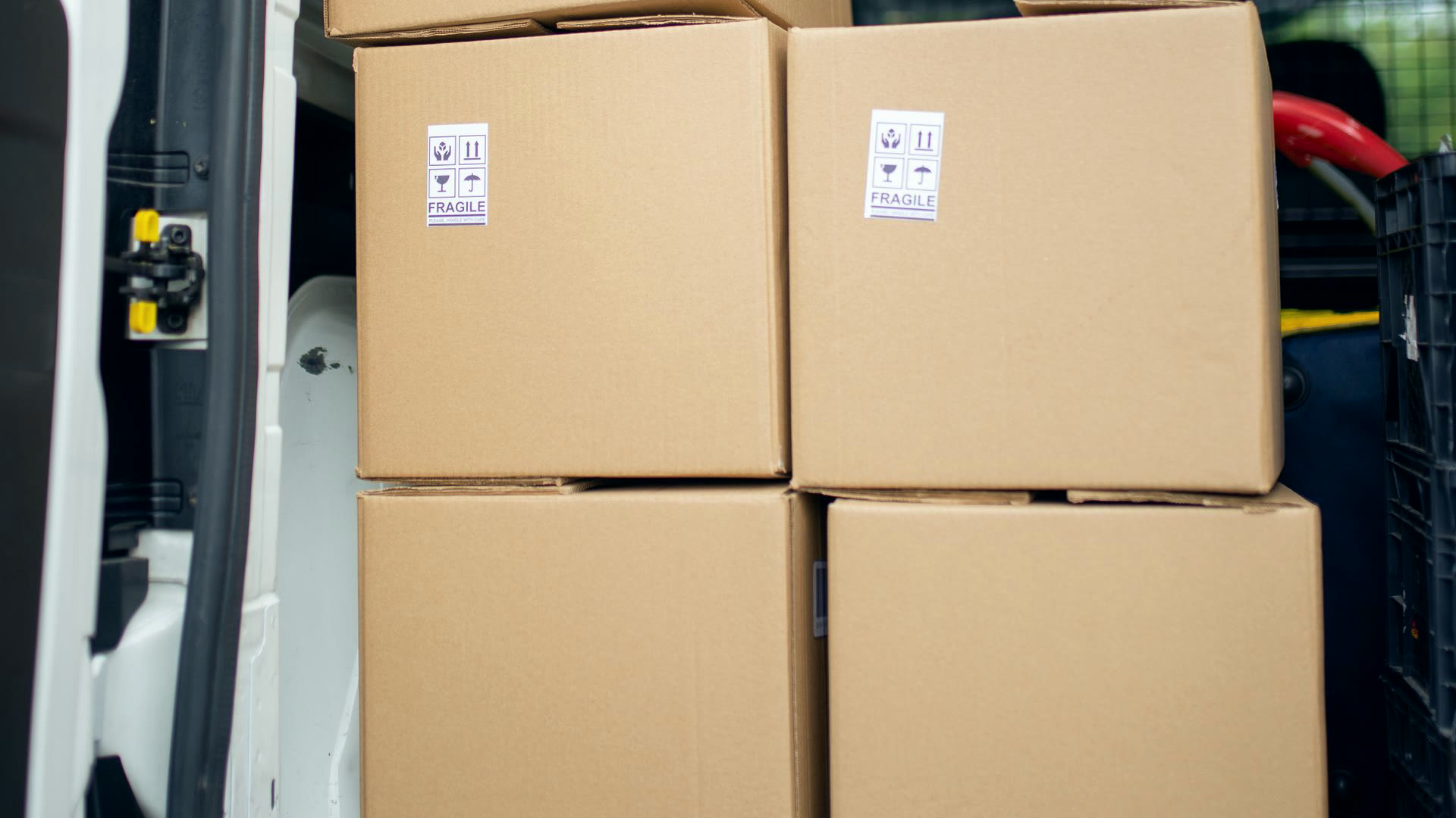 Caixas de papelão empilhadas dentro de uma van de entrega, a logística que sustenta a campanha de Black Friday depois da venda