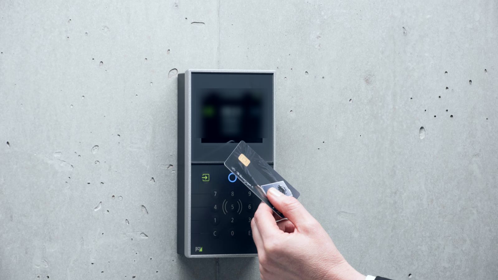 Mão aproximando um cartão de um leitor de acesso numa parede de concreto, imagem do controle de identidade no onboarding de agentes de IA