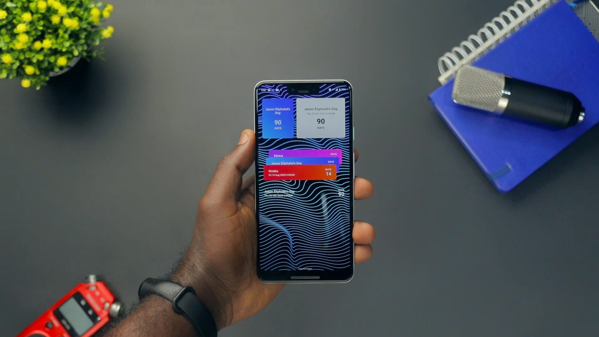 Mão segurando celular com notificações na tela, o alerta de desempenho que substitui parte do relatório de marketing mensal
