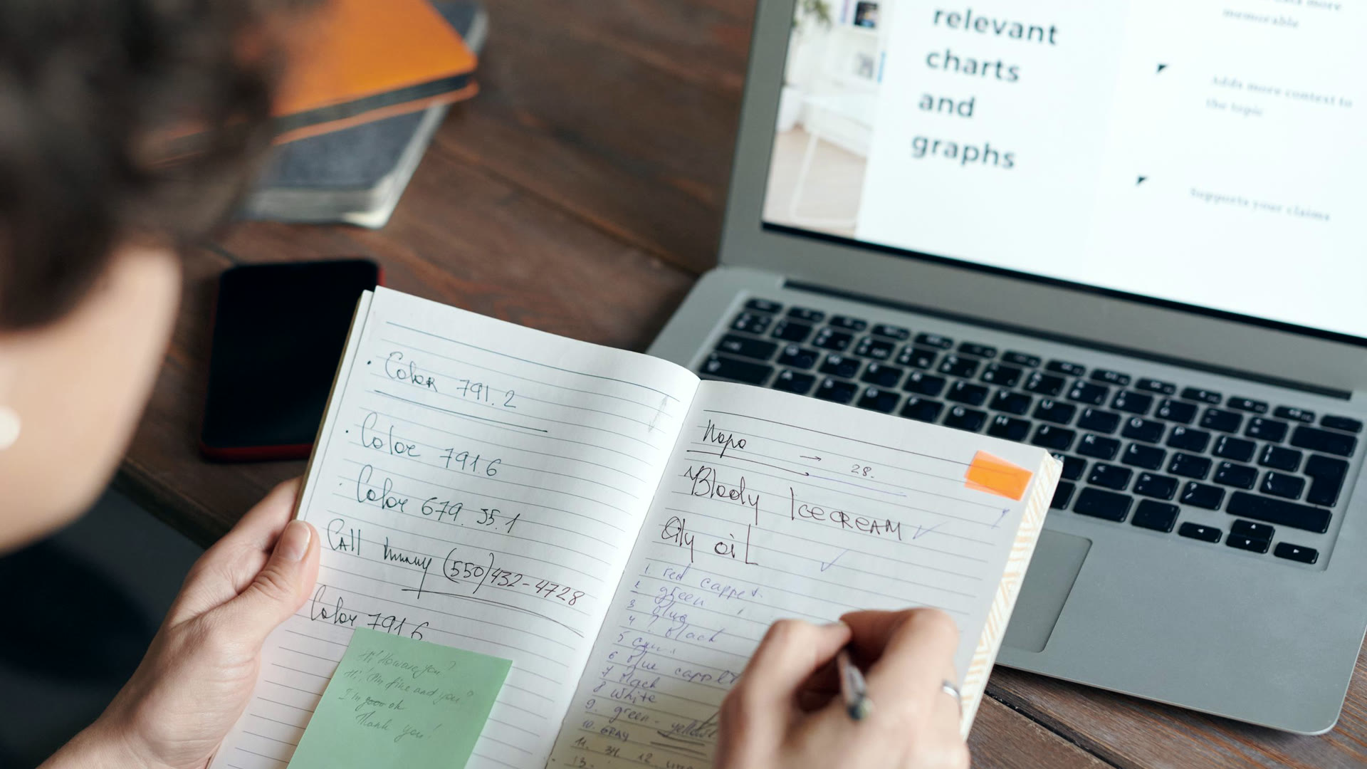 Pessoa anotando dados num caderno diante do notebook, a pesquisa com fonte primária que sustenta o SEO com IA