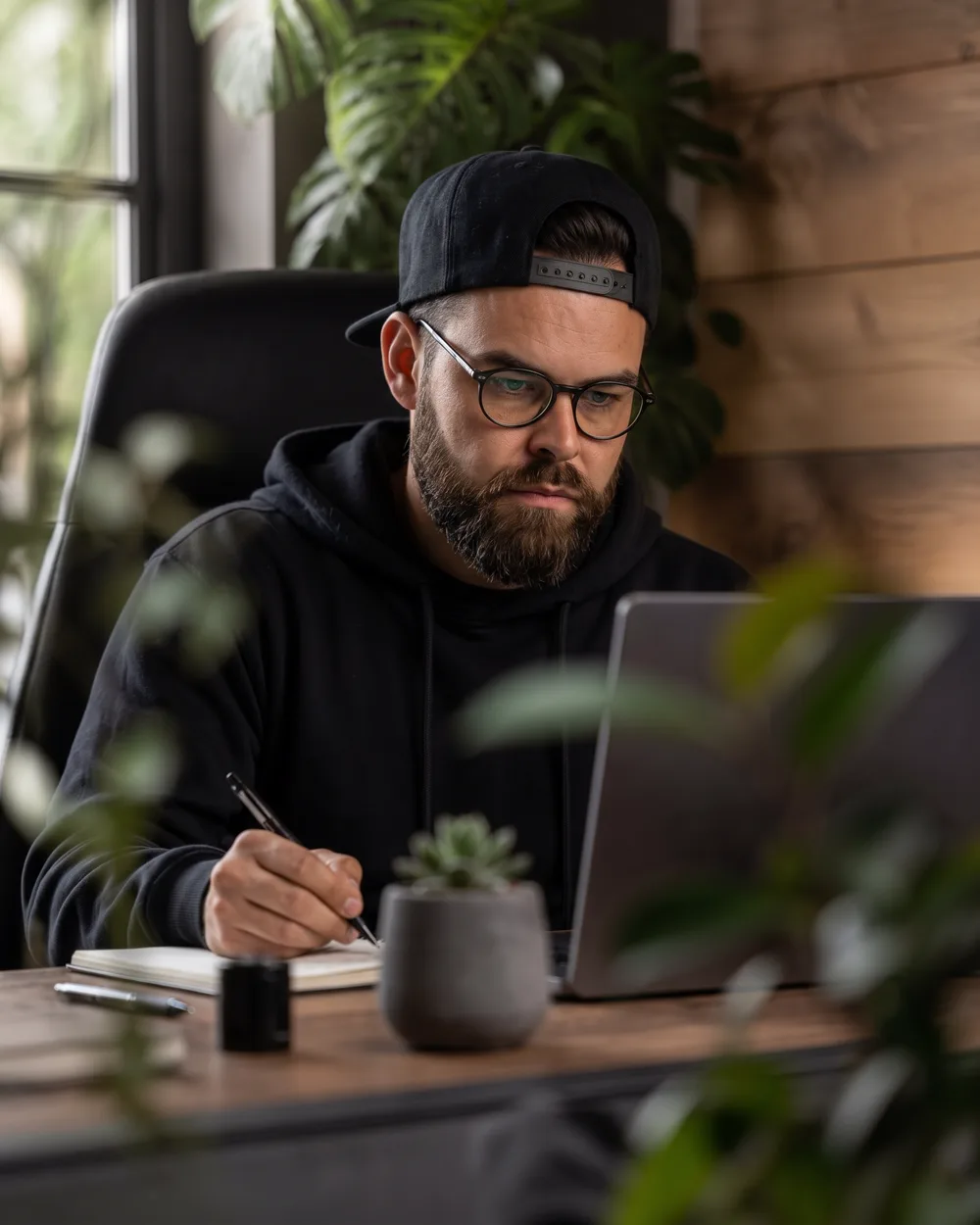 Alan Torres, fundador da Hipercode, trabalhando no notebook